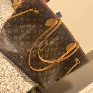 Louis Vuitton Monogram Neverful MM size very gently used.